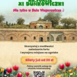 Na dole plakatu łąką pełna tulipanów, na górze plakatu koszary Fortu XI Duńkowiczki. Pomiędzy nimi tekst: Powiat wiosnę na Forcie XI Duńkowiczki. Nie tylko w Dniu Wagarowicza :) Skorzystaj z możliwości zwiedzania fortu i wynajmu miejsca na ognisko. Bilety już od 20 zł. Pełny cennik usług na stronie internetowej. Poniżej kod QR i tekst: zeskanuj kod QR.