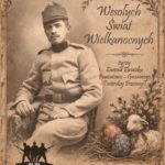 Kartka z życzeniami świątecznymi utrzymana w brązach. Po lewej stronie żołnierz austriacki I-wojenny, a z prawej strony tekst: Wesołych Świąt Wielkanocnych życzy Zarząd Związku Powiatowo-Gminnego Twierdzy Przemyśl