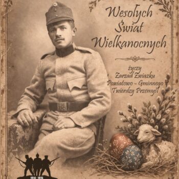 Kartka z życzeniami świątecznymi utrzymana w brązach. Po lewej stronie żołnierz austriacki I-wojenny, a z prawej strony tekst: Wesołych Świąt Wielkanocnych życzy Zarząd Związku Powiatowo-Gminnego Twierdzy Przemyśl