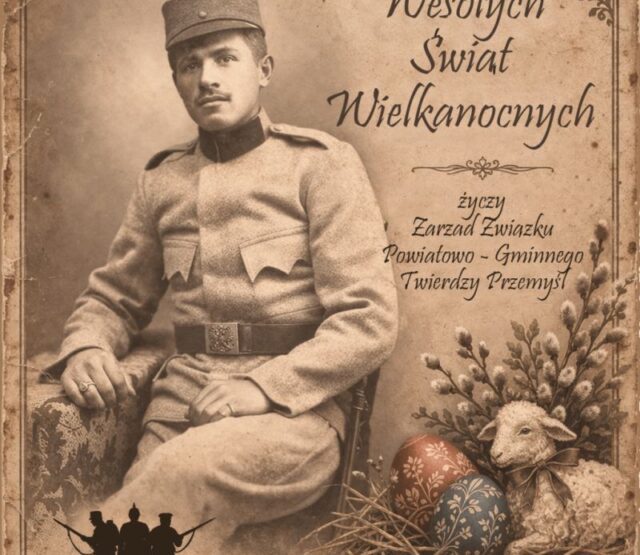 Kartka z życzeniami świątecznymi utrzymana w brązach. Po lewej stronie żołnierz austriacki I-wojenny, a z prawej strony tekst: Wesołych Świąt Wielkanocnych życzy Zarząd Związku Powiatowo-Gminnego Twierdzy Przemyśl