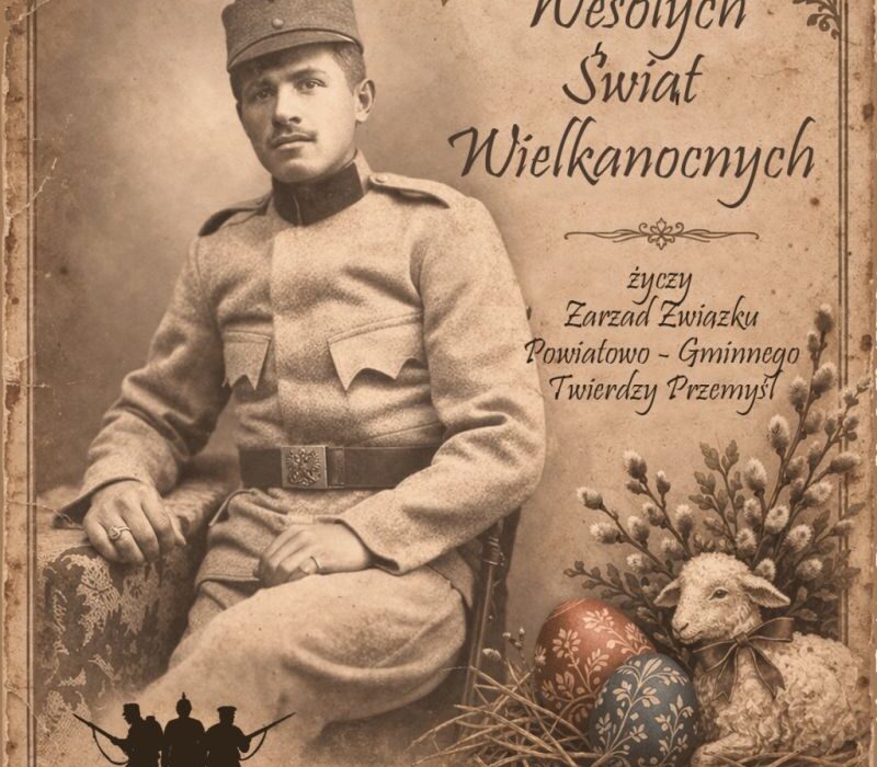 Kartka z życzeniami świątecznymi utrzymana w brązach. Po lewej stronie żołnierz austriacki I-wojenny, a z prawej strony tekst: Wesołych Świąt Wielkanocnych życzy Zarząd Związku Powiatowo-Gminnego Twierdzy Przemyśl