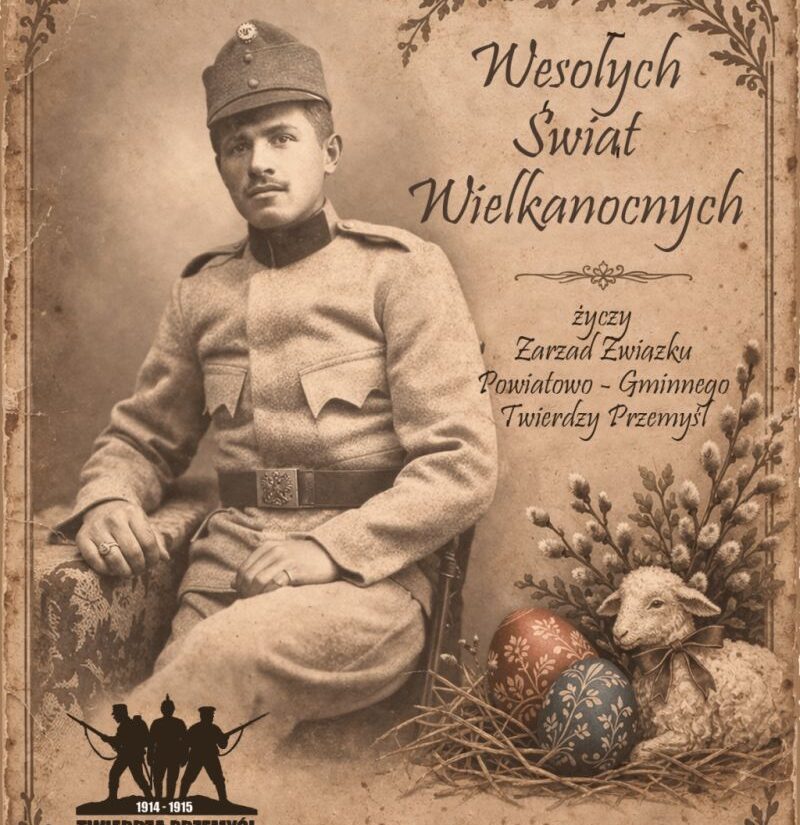 Kartka z życzeniami świątecznymi utrzymana w brązach. Po lewej stronie żołnierz austriacki I-wojenny, a z prawej strony tekst: Wesołych Świąt Wielkanocnych życzy Zarząd Związku Powiatowo-Gminnego Twierdzy Przemyśl