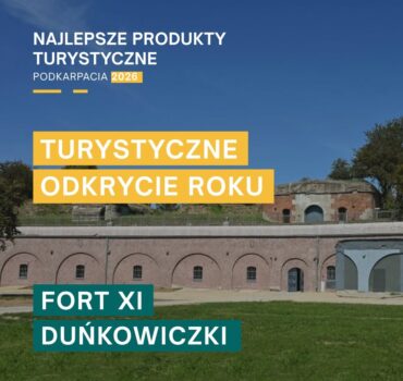 Zdjęcie pokazujące koszary Fortu Duńkowiczki. Na górze zdjęcia napis "Najlepsze produkty turystyczne Podkarpacia 2026. Na dole zdjęcia napis "Fort XI Duńkowiczki".
